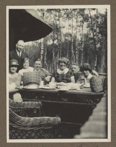 Company having tea in the Kievitsdal, between Baarn and Hilversum