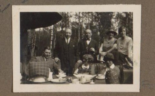 Company having tea in the Kievitsdal, between Baarn and Hilversum