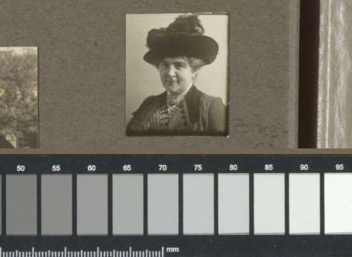 Portrait of a (presumably) Dutch woman with a hat