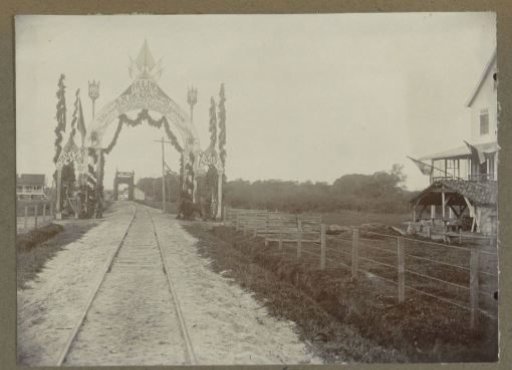 Triumphal arch in Paramaribo, erected for the opening of the Lawa railway line (Landsspoorweg) on 28 March 1905