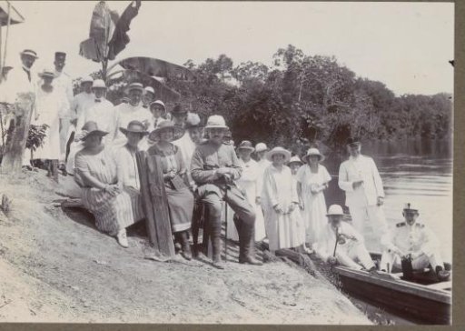 Governor Aarnoud van Heemstra (center) with a group at Kwakoegron in Suriname