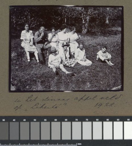 Group sitting in an orange grove at plantation 'La Liberté' in Suriname