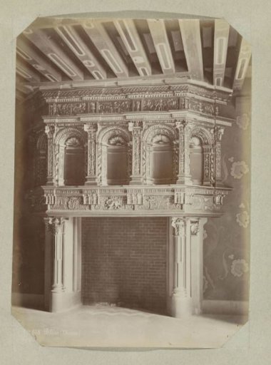 Versierde schouw in het kasteel van Blois