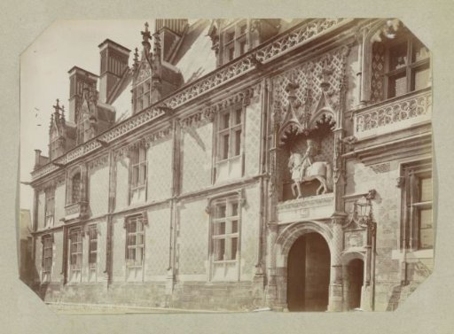 Facade in the courtyard of the Château of Blois, with a relief of Louis XII on horseback to the right