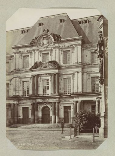 Facade with entrance of the Château of Blois