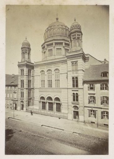 Facade and dome of the New Synagogue in Berlin