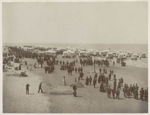 Walkers and bathing carriages on the beach, presumably on the Belgian coast