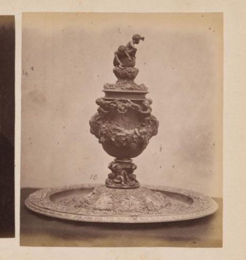 Metal dish and vase from the 16th century