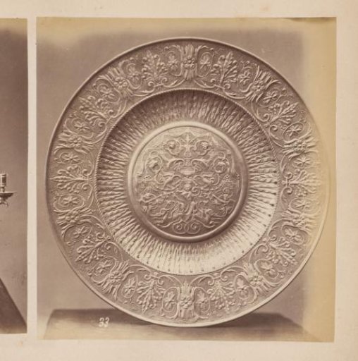 Metal dish with Arabic motifs from the 15th or 16th century