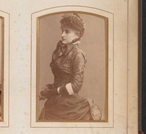 Portrait of a standing woman with a cap and gloves