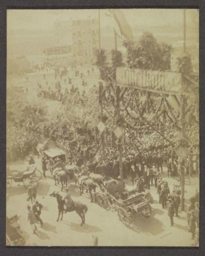 Queen Wilhelmina and Queen Emma stepping out of the carriage for the laying of the first stone of the Wilhelmina Hospital in Amsterdam