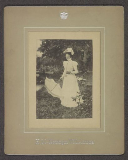 Portrait of Queen Wilhelmina with a parasol