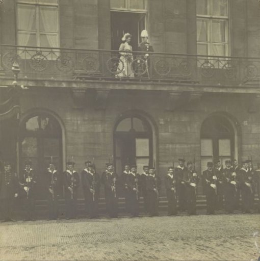 Queen Wilhelmina and Prince Hendrik on the balcony of the palace in Amsterdam