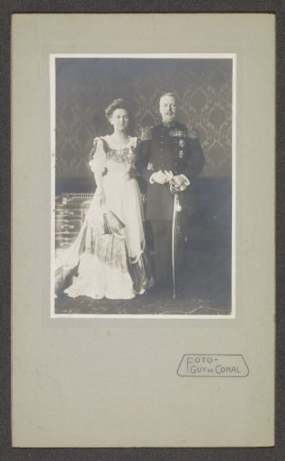 Portrait of Queen Wilhelmina and Prince Hendrik with bowler hats