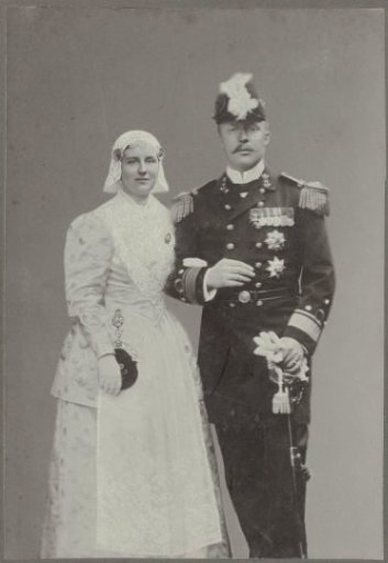Portrait of Queen Wilhelmina in Frisian costume and Prince Hendrik in naval uniform