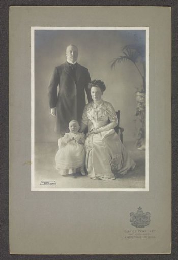 Studio portrait of Queen Wilhelmina, Prince Hendrik and Princess Juliana