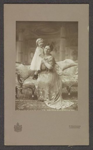 Portrait of Queen Wilhelmina with Princess Juliana