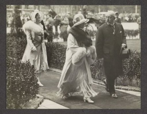 Queen Wilhelmina, Princess Juliana, and Mayor Van de Vlugt in Amsterdam