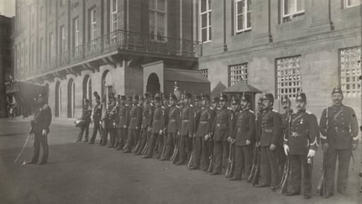 Group portrait of the civic guard in front of the Royal Palace on the Dam in Amsterdam