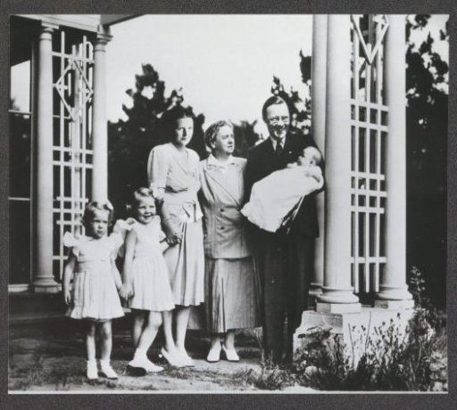 Family portrait of the royal family in Ottawa