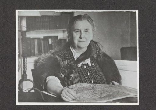 Portrait of Queen Wilhelmina behind a table with a map