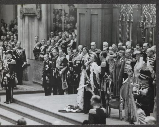 Queen Juliana taking the oath for the monarchy, surrounded by onlookers