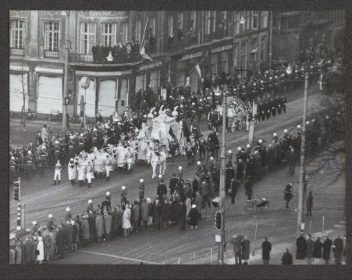 Hearse with the coffin of Queen Wilhelmina with retinue through the streets of The Hague