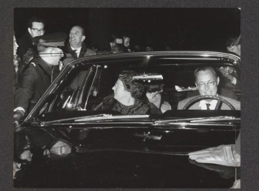 Crowd surrounding the car with Queen Juliana and Prince Bernhard