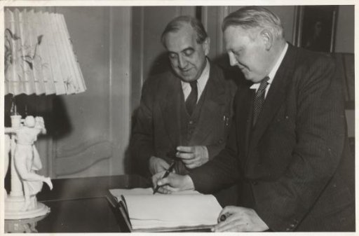 Prof. Ehrhard signs the guest book of the city of Berlin
