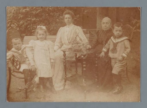 Group portrait of Wilhelmina Gerarda Hoogendijk with her children and mother in a garden