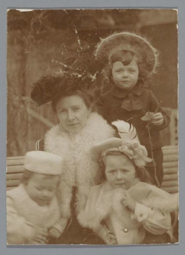 Portrait of Wilhelmina Gerarda Hoogendijk with her three children