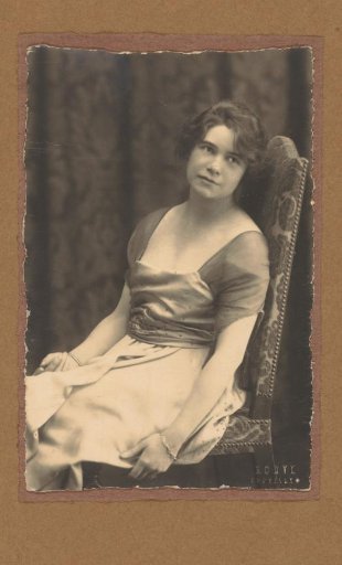 Portrait of mezzo-soprano Berthe Seroen