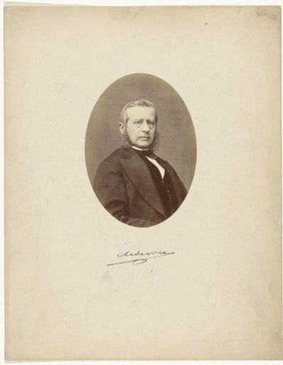 Oval studio portrait of M. de Vries, professor in the faculty of philosophy and letters at Leiden University