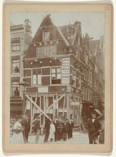Milk establishment of Abraham Pijlman at Gasthuismolensteeg 20 after a roof fire