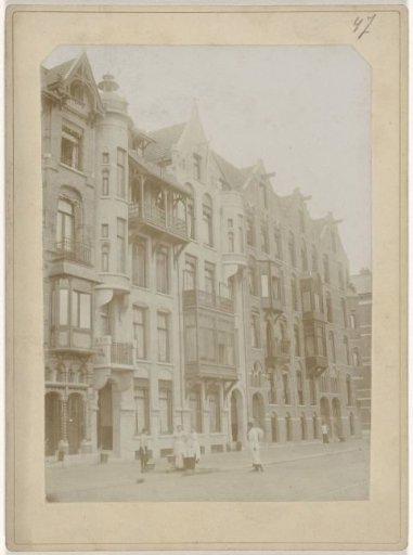 Jan Luijkenstraat 32-22 in Amsterdam; on the street in front of number 32 stands Willem Olie, son of the photographer