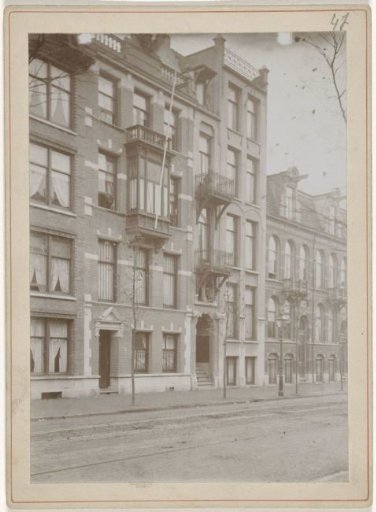 Street view on the Willemsparkweg in Amsterdam, numbers 215 and 217
