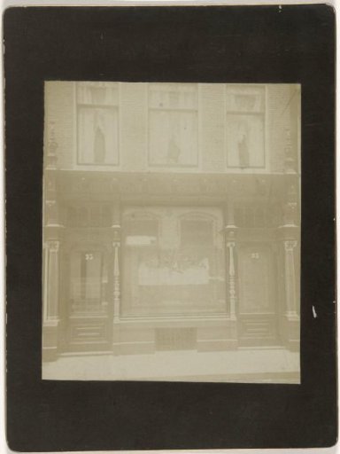 View of the bread, biscuit, and small goods bakery of Joseph Conrad Heinemann at the Heiligeweg 35 in Amsterdam, with shop front from 1890 by architect Gerrit van Arkel