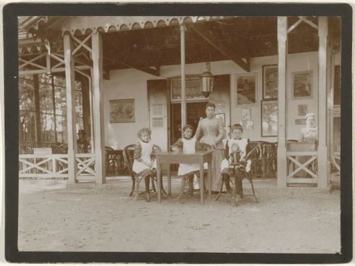 Three girls and a young woman at the inn Westerbouwing in Oosterbeek