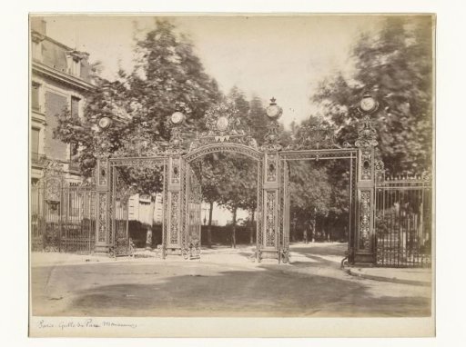 Entrance of Parc Monceau in Paris