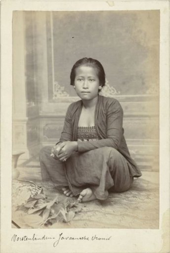 Studio portrait of an unknown Javanese woman