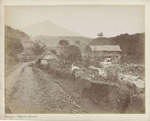 Street view along the road to Garoet near Mangoenredja