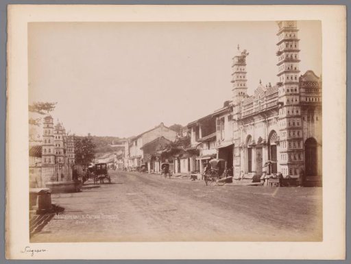 Street in Singapore with mosques and Chinese temples