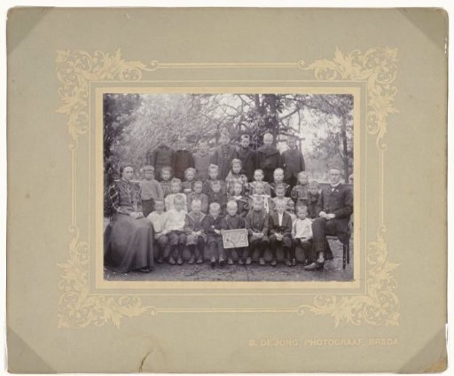 Group portrait, class photo, of class H S II in Ter Aar