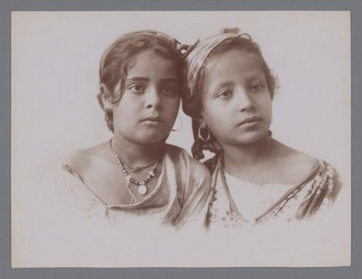 Group portrait of a school class in the crafts room, Amsterdam