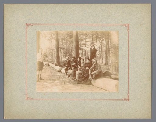 Group portrait of the Heverlee group from Leuven on a tree trunk in a forest