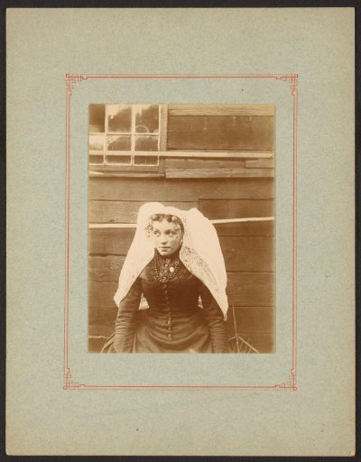 Portrait of an unknown woman in traditional clothing from Tholen, Zeeland