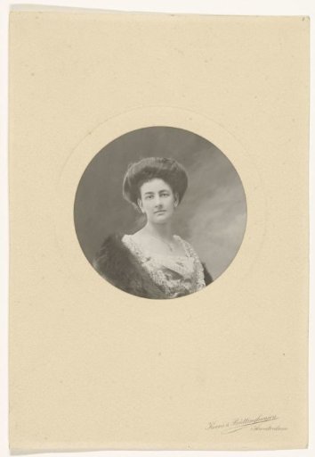Round portrait of Ida van Braam