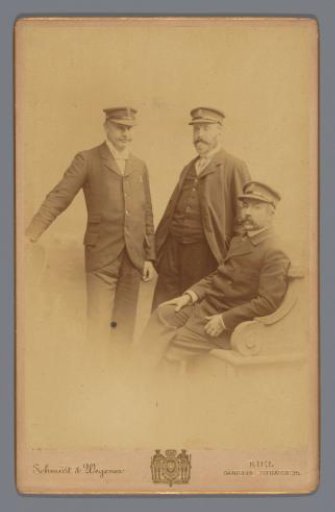 Portrait of three sailors, with John van Lennep on the left