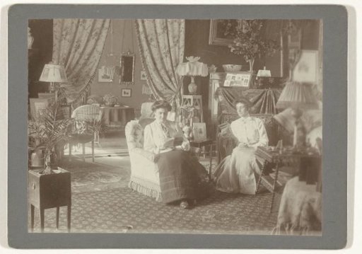 Portrait of two daughters of W.H. Braam in his house in Arnhem