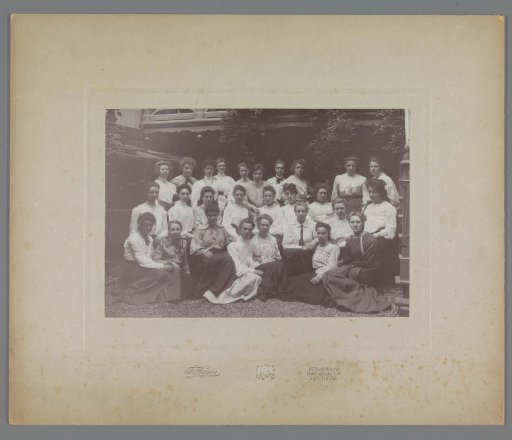Group portrait (class photo) of class V B of the HBS for girls at the Keizersgracht in Amsterdam